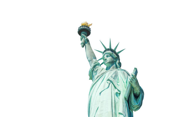 statua della libertà con una grande bandiera americana e skyline di new york sullo sfondo - crown liberty statue foto e immagini stock