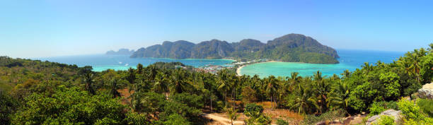 panorama da ilha phi-phi na tailândia - phuket province - fotografias e filmes do acervo