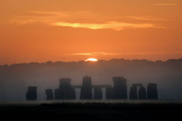 summer solstice dawn - prehistoric art imagens e fotografias de stock