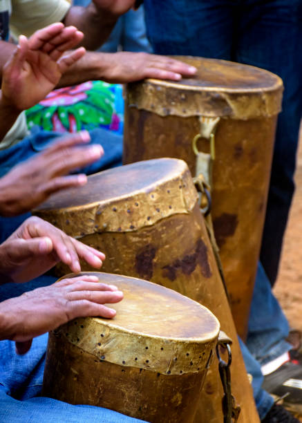 grupa perkusistów grająca podstawowe atabaque - ethnic music zdjęcia i obrazy z banku zdjęć