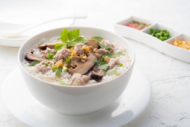 boiled rice porridge with minced pork - edible mushroom shiitake mushroom fungus chinese cuisine imagens e fotografias de stock