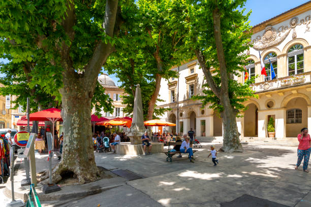 프랑스 남부의 프로방스 코트 다쥐르 (provence cote d' azur) 지역의 역사적인 중세 마을 마을 인 생 레미 데 프로방스 (saint-remy-de-provence)에있는 매력적인 그림 같은 상점과 카페 거리. - st remy de provence 뉴스 사진 이미지
