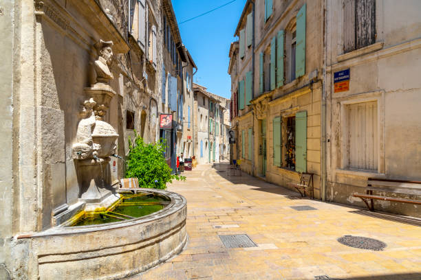 프랑스 남부의 프로방스 코트 다쥐르 (provence cote d' azur) 지역의 역사적인 중세 마을 마을 인 saint-remy-de-provence에있는 매력적인 그림 같은 거리에있는 fontaine nostradamus 또는 nostradamus 분수. - st remy de provence 뉴스 사진 이미지