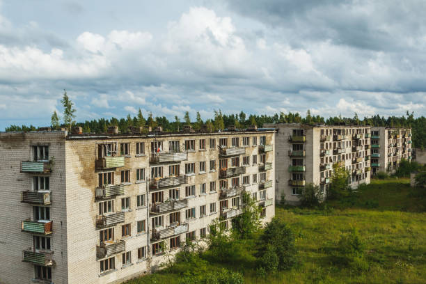экстерьер заброшенных многоквартирных домов в европейском городе-призраке. - прежний советский союз стоковые фото и изображения
