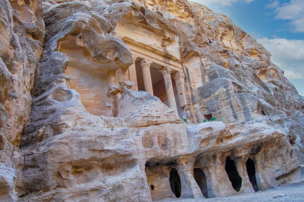 pequeñas cuevas históricas de petra - siq al barid fotografías e imágenes de stock