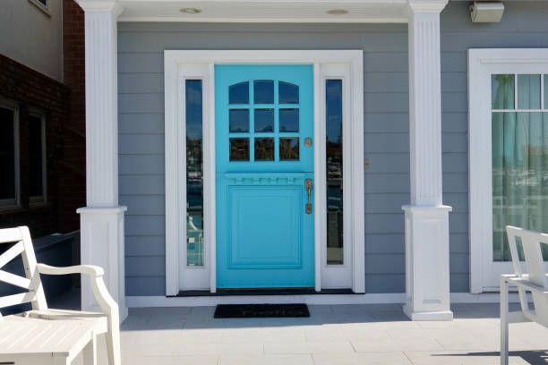 varanda da frente de casa de campo cinza com porta holandesa azul aquática - porta principal - fotografias e filmes do acervo