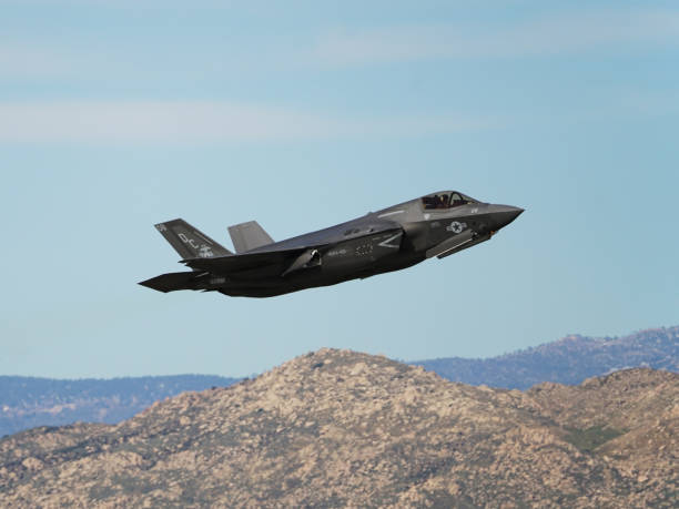 us marine corps lockheed martin f-35 departing march arb. - corps imagens e fotografias de stock