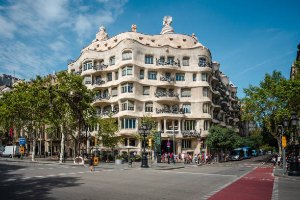 straßenansicht von casa mila aka la pedrera in barcelona, spanien - passeig de gracia stock-fotos und bilder