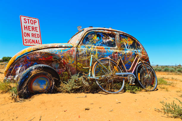 silverton malowany stary samochód - town australia desert remote zdjęcia i obrazy z banku zdjęć