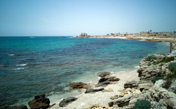 透き通った水の青い空とビーチの太陽と城のある地中海 - travel israel day crystal ストックフォトと画像