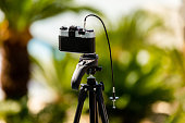 eine-kamera-die-auf-einem-stativ-fotografiert.jpg?b=1&s=170x170&k=20&c=O1izE3nFinb4OarH6Kq1-Fvvp_z8F4lsyW6_RxYQtk8=