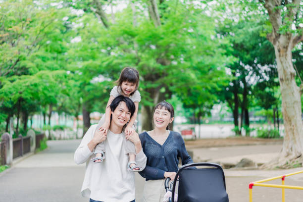 子供連れの公園内を歩く - 家族 日本人 ストックフォトと画像