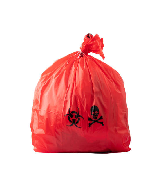 czerwony worek na śmieci na odpady zakaźne izolowany na białym tle - hazardous materials protection zdjęcia i obrazy z banku zdjęć