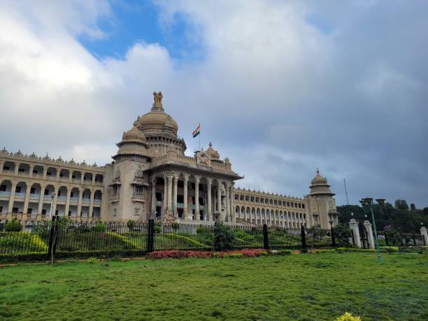 vidhana soudha l'edificio legislativo nella capitale dello stato del karnataka bangalore - bangalore india parliament building vidhana soudha foto e immagini stock