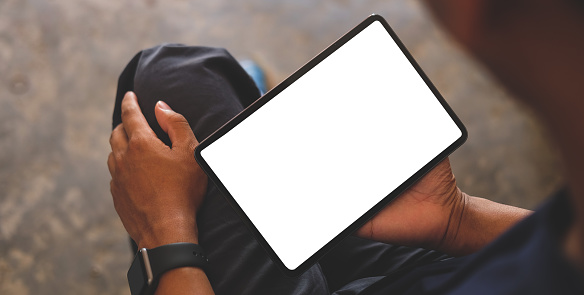 Manos de hombre sosteniendo tableta digital con pantalla blanca. photo