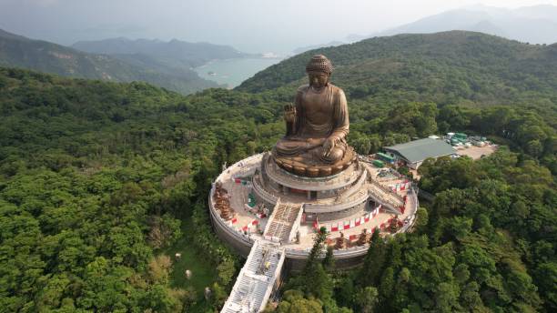 grande estátua de buda na ilha lantau - asia religion statue chinese culture - fotografias e filmes do acervo