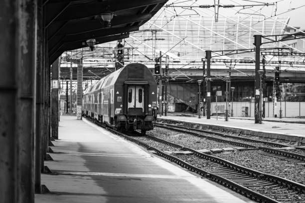 trem na estação ferroviária norte de bucareste (gara de nord bucareste) romênia, 2022 - cfr - fotografias e filmes do acervo