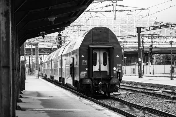 trem na estação ferroviária norte de bucareste (gara de nord bucareste) romênia, 2022 - cfr - fotografias e filmes do acervo