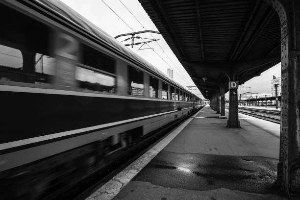 treno alla stazione ferroviaria di bucarest nord (gara de nord bucarest) romania, 2022 - cfr foto e immagini stock