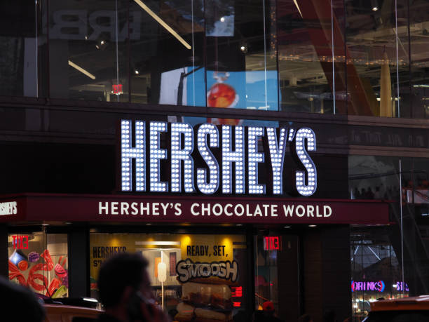 hershey's chocolate world on times square, new york. - hersheys imagens e fotografias de stock