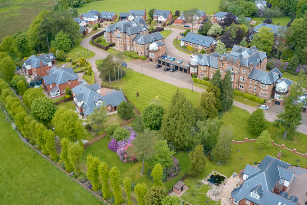 vue aérienne d’un village rural de campagne de luxe d’en haut à st andrews en écosse au royaume-uni - housing development house scotland uk photos et images de collection