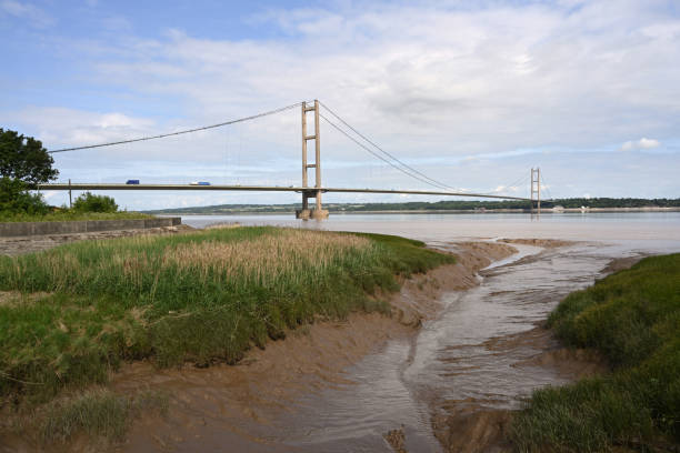 blick auf die humber bridge mit blick auf die humber-mündung von barton upon humber lincolnshire england - humber bridge bridge humber river yorkshire stock-fotos und bilder