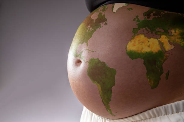 schwanger mit der weltkarte auf ihrem bauch gezeichnet - human pregnancy earth globe mother stock-fotos und bilder