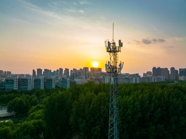 widok z lotu ptaka wieży komunikacyjnej do transmisji danych telefonii komórkowej i wideo - urban growth audio zdjęcia i obrazy z banku zdjęć