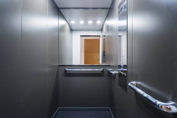열린 문과 거울이있는 현대적인 여객 엘리베이터 - elevator push button stainless steel floor 뉴스 사진 이미지