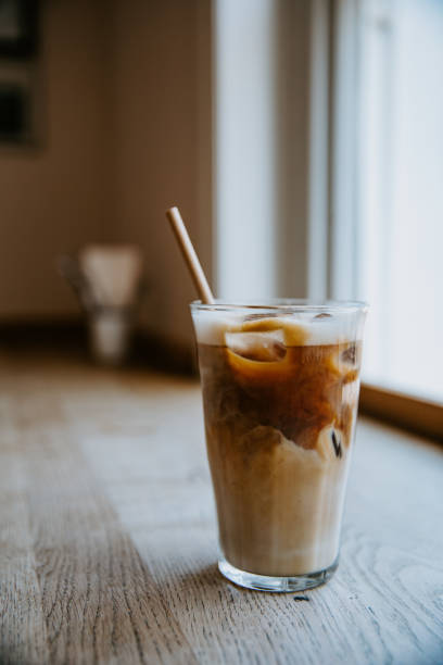 mrożone latte na drewnianym stole - latté coffee glass pattern zdjęcia i obrazy z banku zdjęć