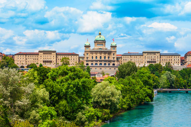 palacio federal bundeshaus en berna - berne swiss culture parliament building switzerland fotografías e imágenes de stock