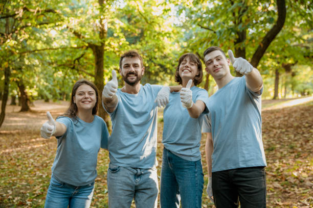 istock Volunteer on a cleanup day 1403660040