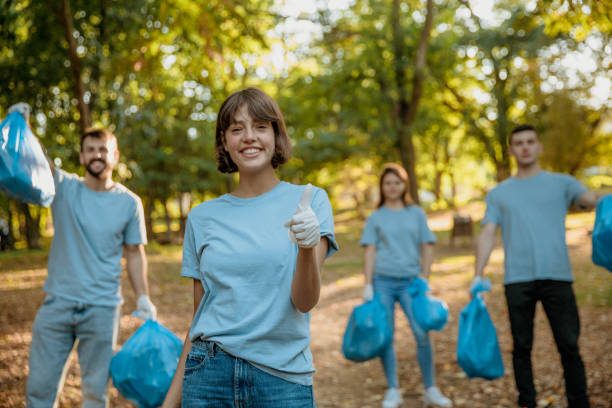istock Volunteer on a cleanup day 1403660693