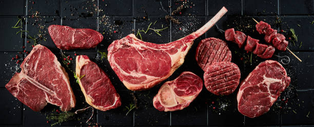 생 쇠고기 스테이크 커틀릿과 쉬쉬 케밥과 조미료 - rib eye steak 뉴스 사진 이미지