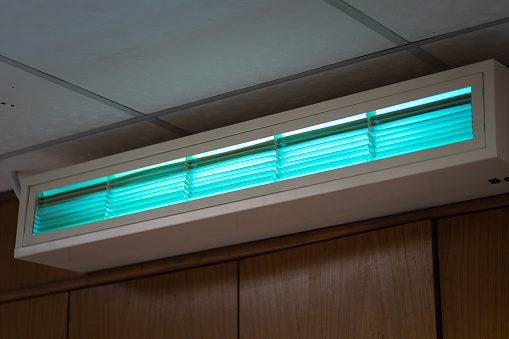 Iluminación UV para limpiar bacterias en el aire. photo