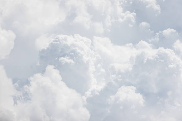 nube blanca multicapa en el cielo. textura de nube blanca. - cotton cloud cloudscape cumulus cloud fotografías e imágenes de stock