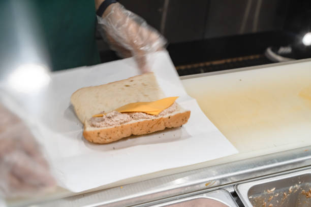 preparazione del panino con maionese di tonno e formaggio - melting tuna cheese toast foto e immagini stock