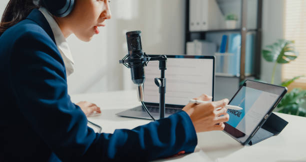 zbliżenie młodej azjatyckiej bizneswoman nagrywającej i emitującej podcast na swoim laptopie z biura studyjnego. - presenter young adult women marketing zdjęcia i obrazy z banku zdjęć