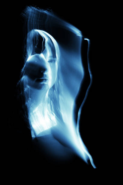 rastros claros de pintura de luz azul vívido retrato de mujer - fantasy women blurred motion studio shot fotografías e imágenes de stock