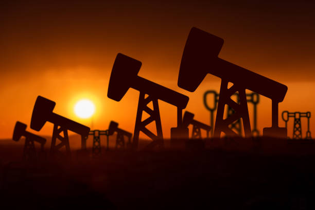 tło wydobycia ropy naftowej o zachodzie słońca - extraction fossil fuels zdjęcia i obrazy z banku zdjęć