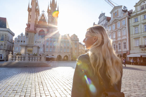 jeune femme errant dans les rues de la ville de prague - staré mesto photos et images de collection