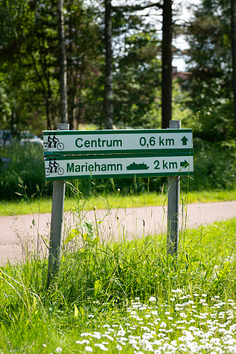 Directions on a path to the city center and ferry terminal in Mariehamn, Åland, an autonomous territory under Finnish sovereignty.