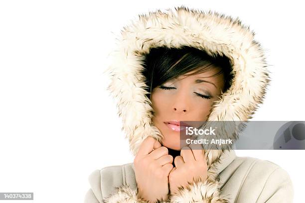 Piękna Dziewczyna W Futro Kaptur - zdjęcia stockowe i więcej obrazów Inuit - Inuit, Modelka i model, Biały