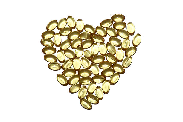 coração saudável - fish oil vegetable capsule healthy eating imagens e fotografias de stock