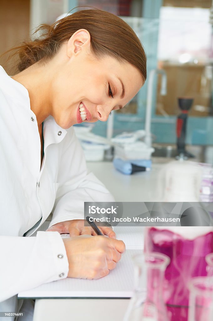 Mulher cientista a trabalhar em um laboratório - Royalty-free Caderno de notas Foto de stock