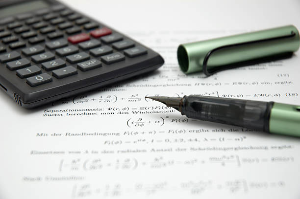 Calculatrice et stylo sur papier scientifique - Photo