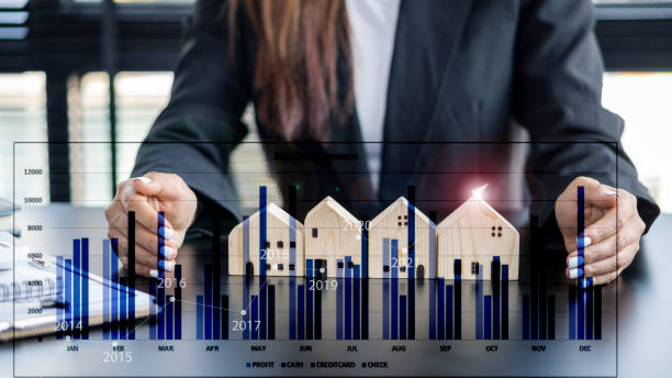 ideias imobiliárias de negócios de valor de propriedade gráfico diagrama comprar uma casa, vários negócios imobiliários on-line, com um gráfico financeiro à frente. - real estate agent - fotografias e filmes do acervo