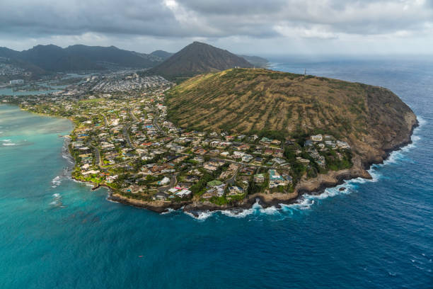Residential houses on the cliff by Hanauma Bay and Koko Crater summit in background , Oahu Island, Hawaii Residential houses on the cliff by Hanauma Bay and Koko Crater summit in background , Oahu Island, Hawaii oahu stock pictures, royalty-free photos & images