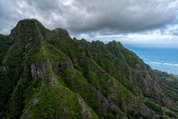 istock Soaring mountainous peaks leading to deep valley with clouds, Oahu Island, Hawaii 1403753984