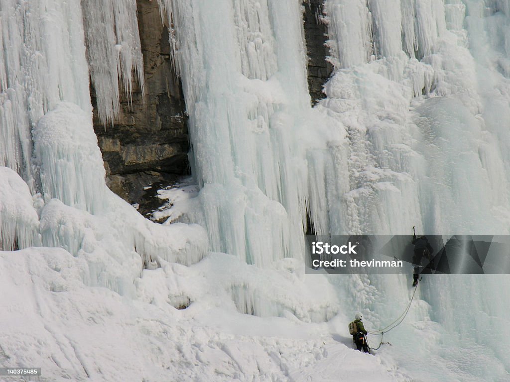 Escaladoras hielo - Foto de stock de Acantilado libre de derechos